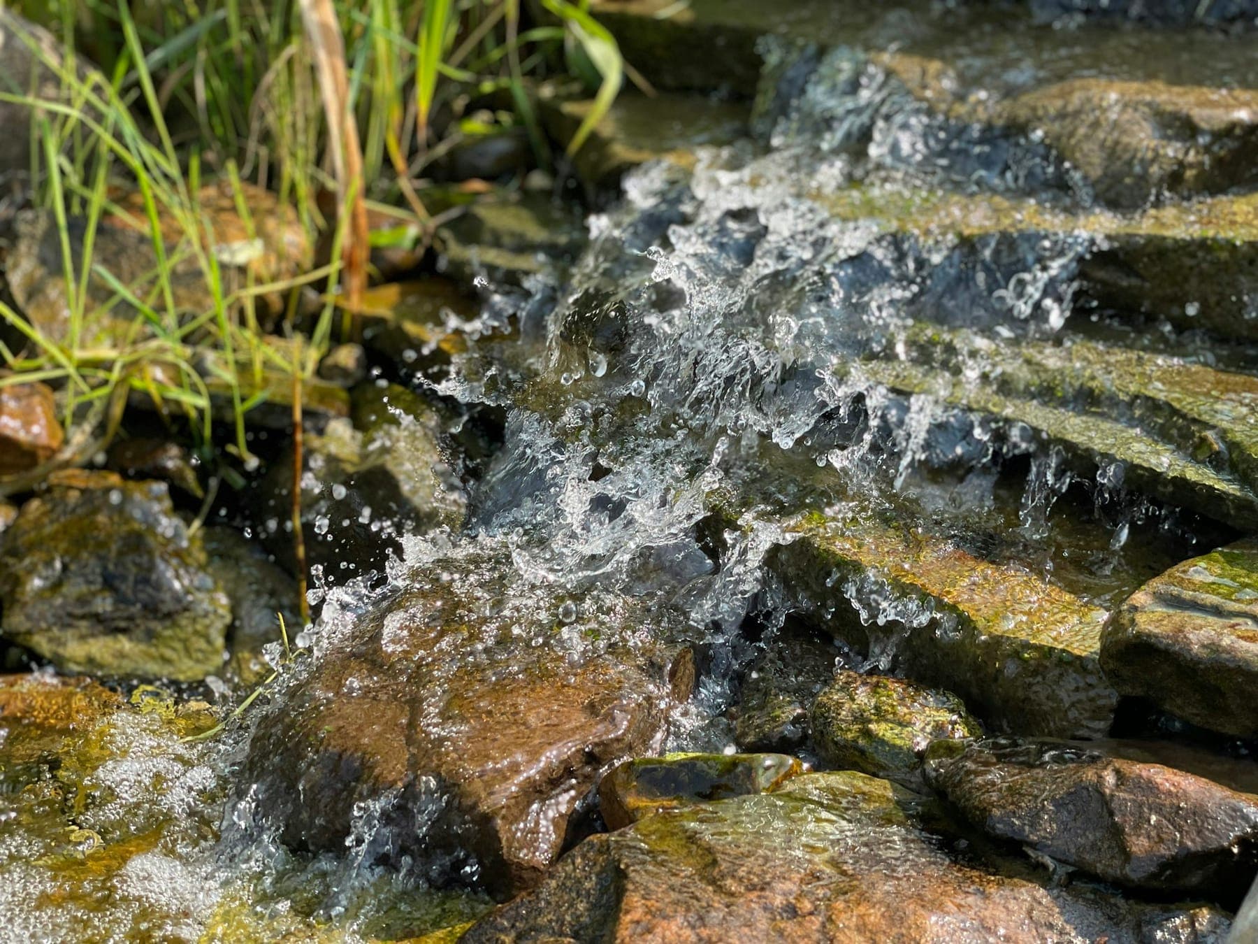 Agua corriendo sobre roca, como en las fuentes del término de Fuentes de Ayódar