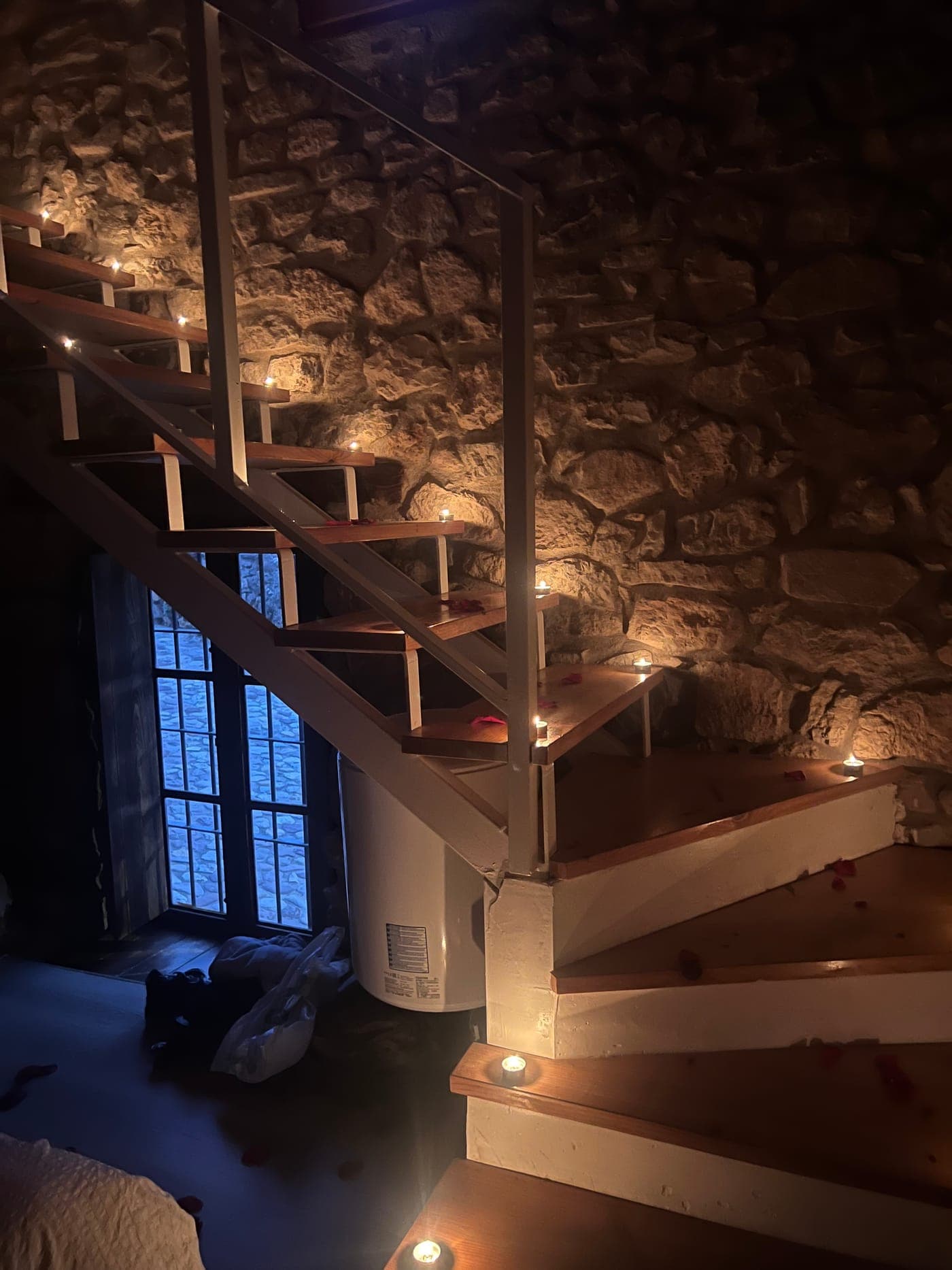 La escalera de piedra iluminada con velas para la llegada