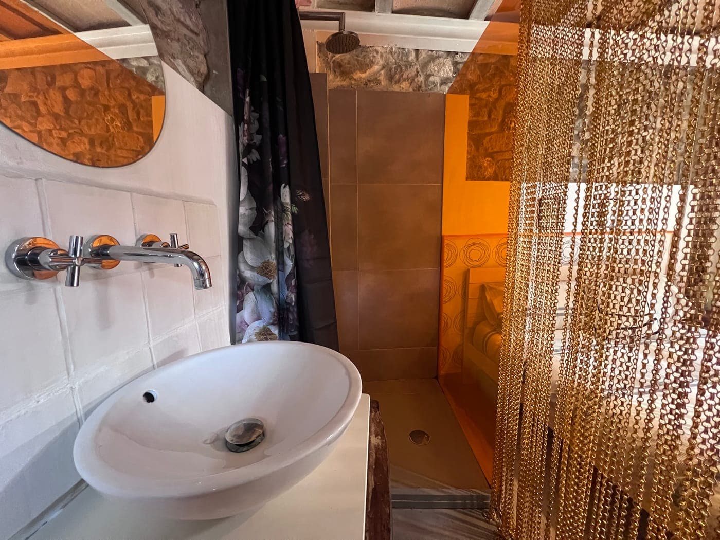 Baño con lavabo y ducha de azulejo terracota