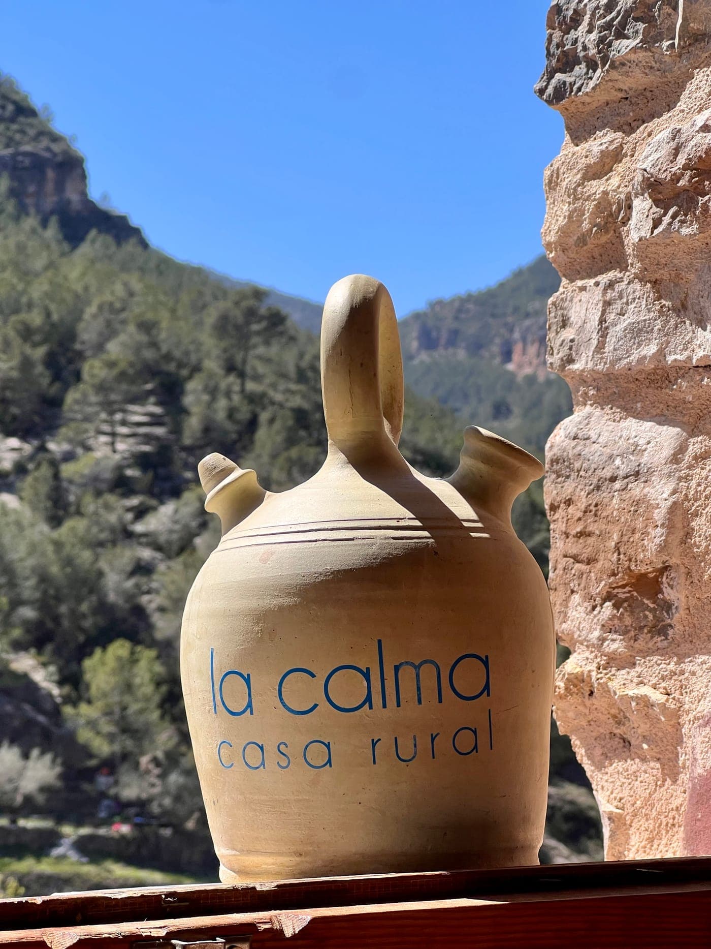 LaCalma's botijo with the name painted on it and the Sierra de Espadán behind